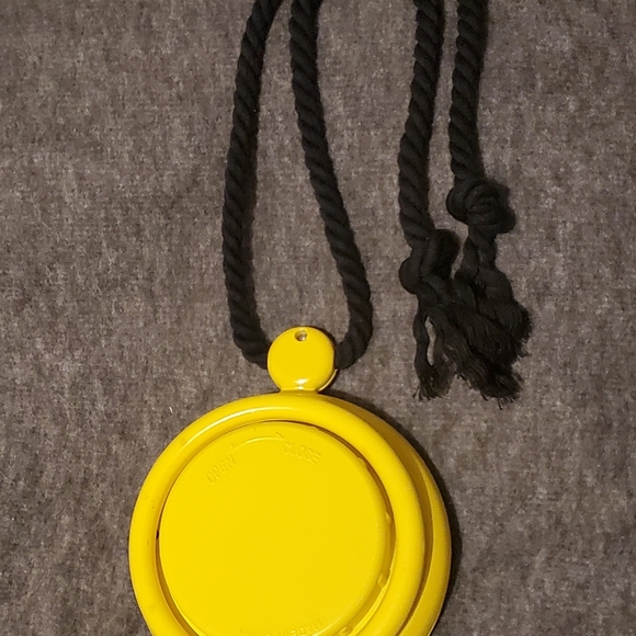 Yello Hip Hop Rope Clock - Picture 2 of 3